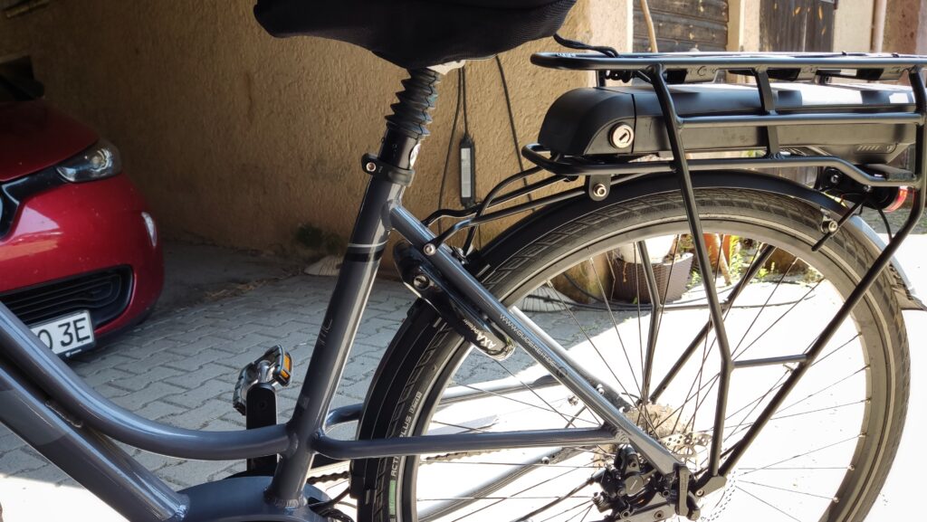 eBike with the battery pack behind the saddle within the rackincreasing the height of the rack _a lot_.